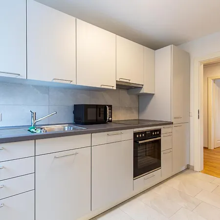 Haus Wendelgard I Zentrale Lage I Parkplatz I Ganze * Friedrichshafen